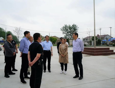 蘇鹽集團(tuán)黨委書記、董事長章朝陽一行赴濱海縣考察調(diào)研 蘇鹽集團(tuán)黨委書記、董事長章朝陽一行赴濱??h考察調(diào)研