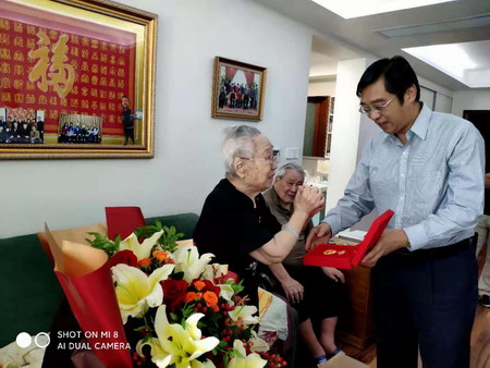 蘇鹽集團(tuán)黨委書記、董事長章朝陽走訪慰問老黨員 蘇鹽集團(tuán)黨委書記、董事長章朝陽走訪慰問老黨員