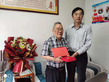 蘇鹽集團(tuán)黨委書記、董事長章朝陽走訪慰問老黨員 蘇鹽集團(tuán)黨委書記、董事長章朝陽走訪慰問老黨員